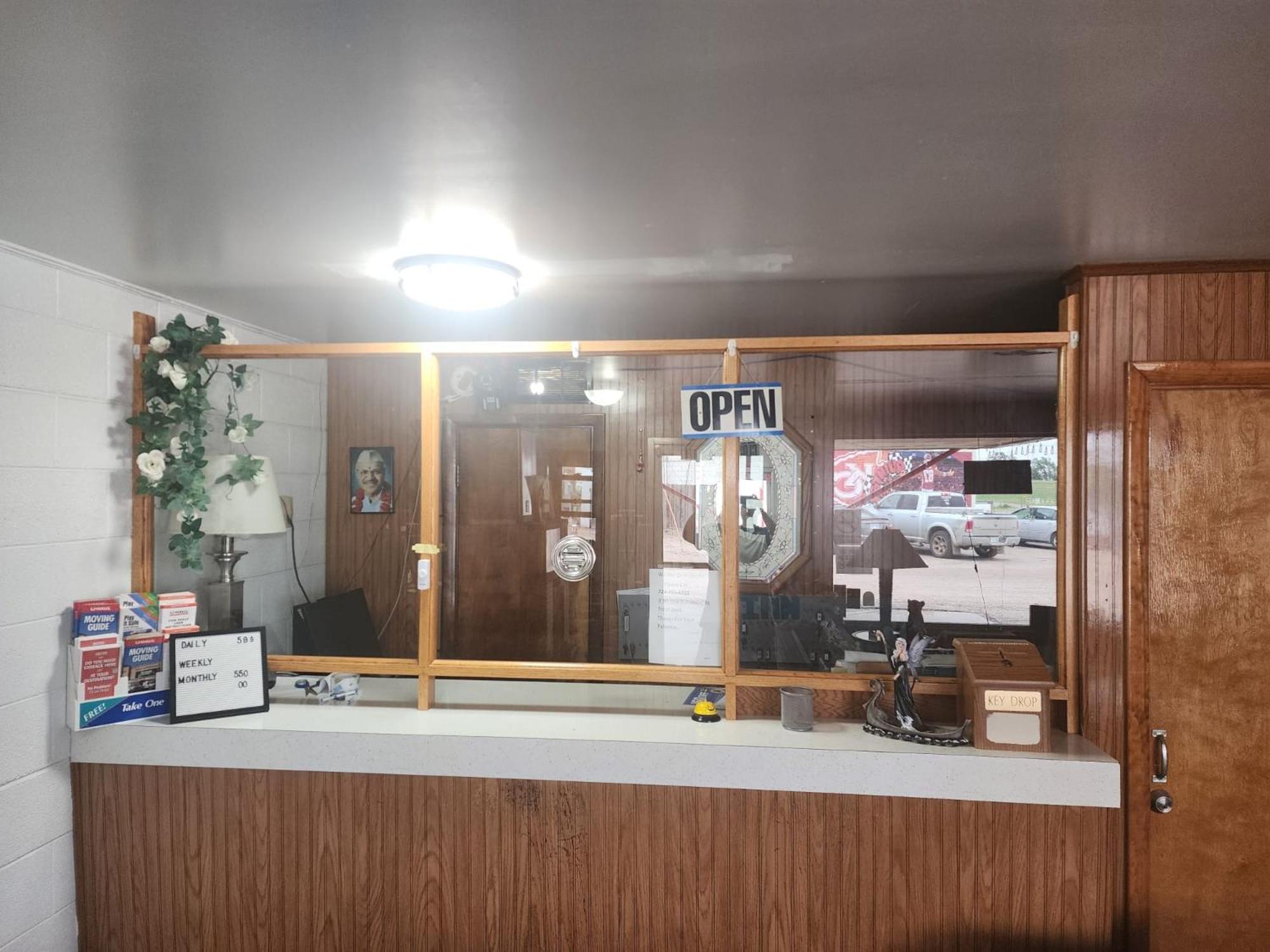1St Inn By Oyo Quinter Hwy 70 Ks Extérieur photo